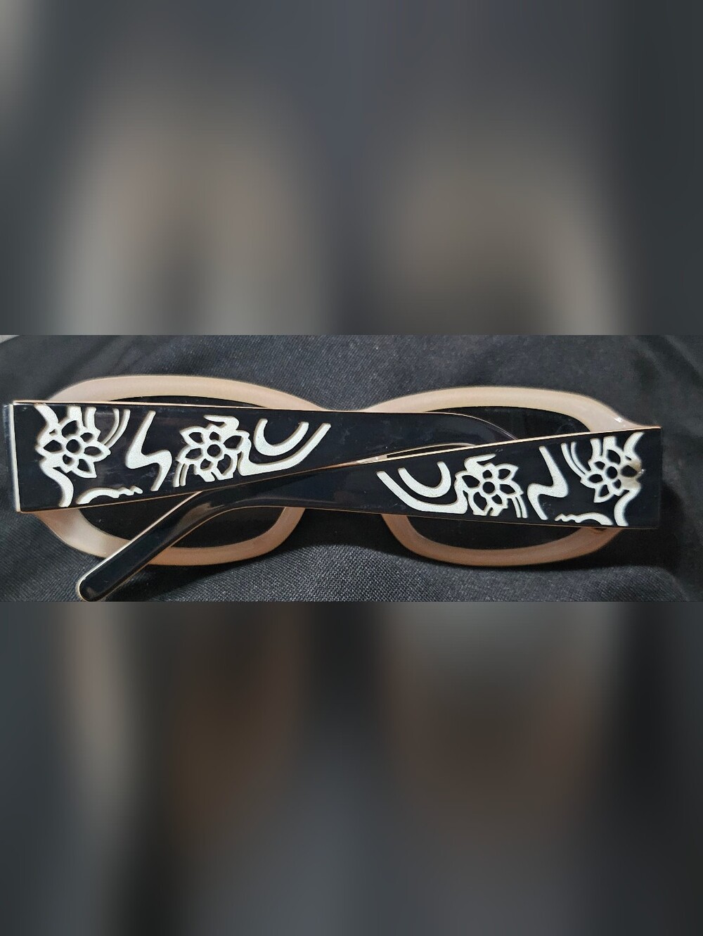 High Quality Thick Sunglasses With Engraving - Picture 4 of 4